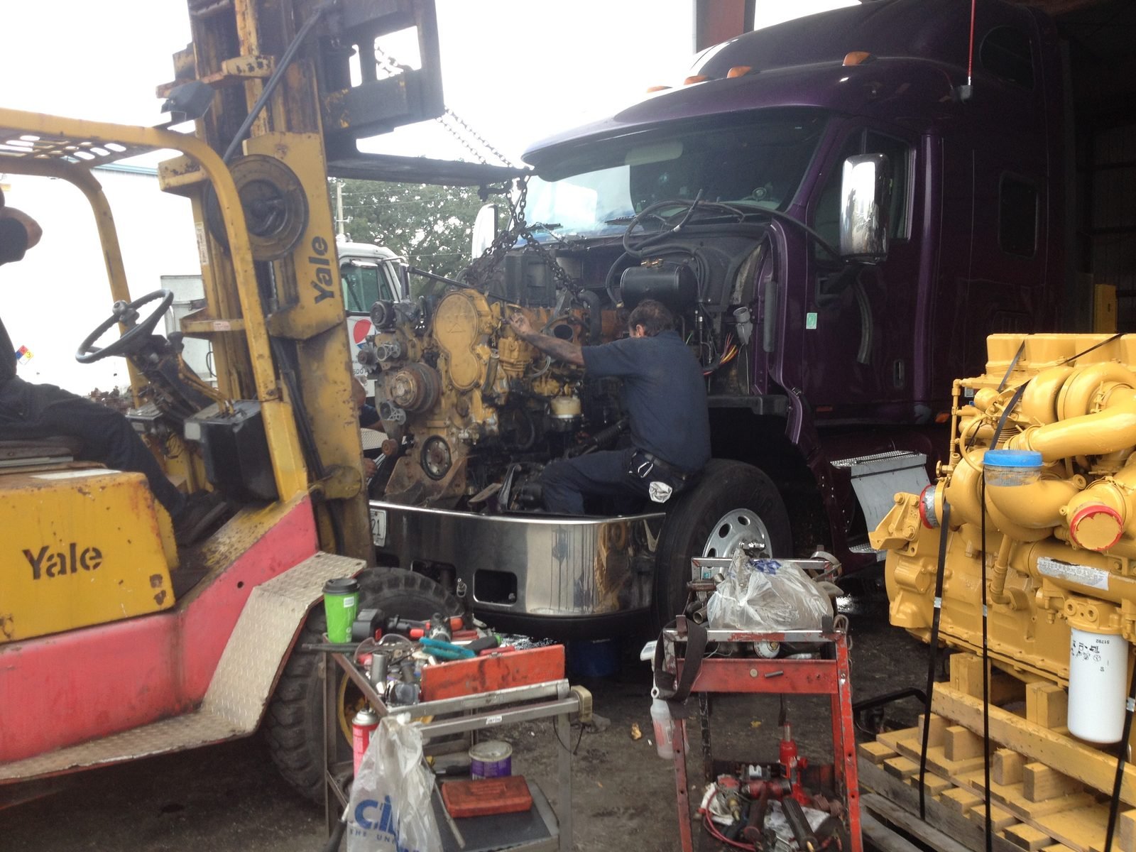 Pulling a Caterpillar C15 out of a Peterbilt in the Robert's Diesel Works shop